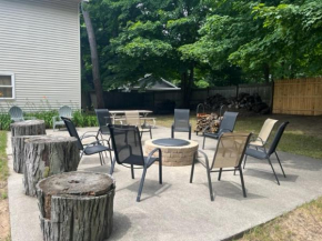 Frances Cottage - Walking distance to downtown Saugatuck! Large backyard!